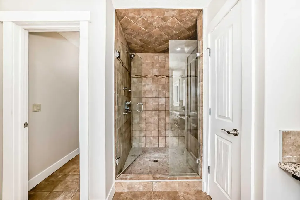 5 Aspen Meadows Park SW Calgary AB T3H 5Z7