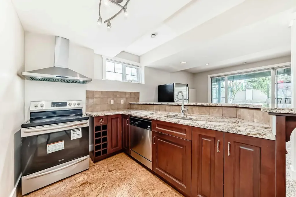 5 Aspen Meadows Park SW Calgary AB T3H 5Z7