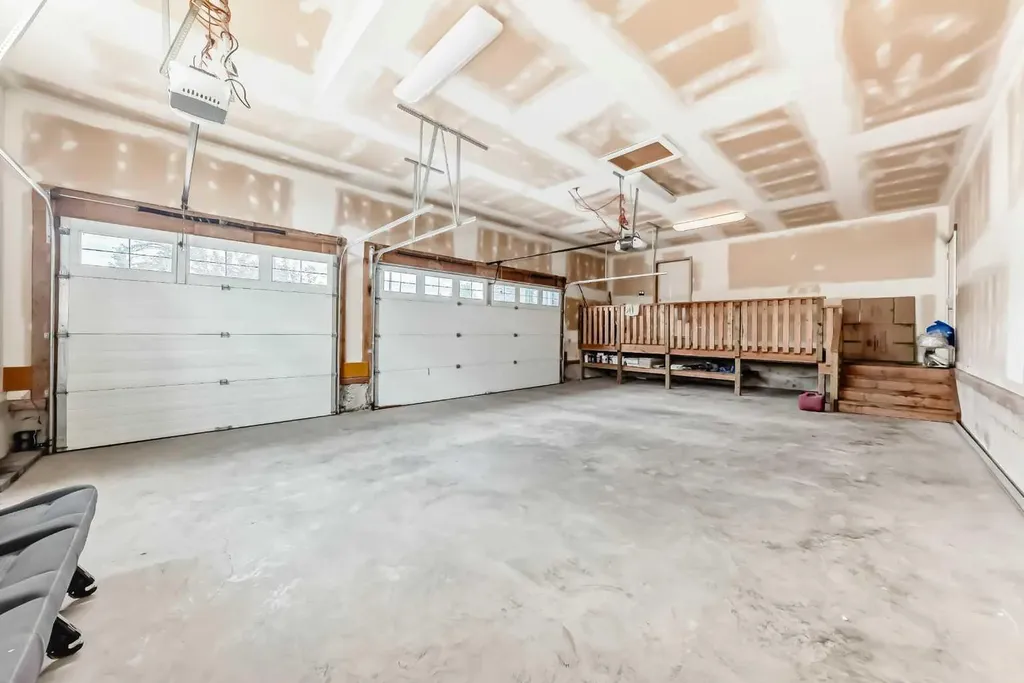 5 Aspen Meadows Park SW Calgary AB T3H 5Z7