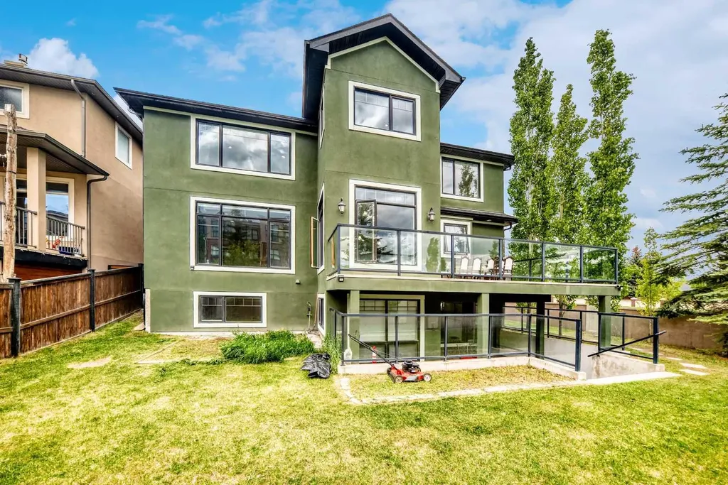 5 Aspen Meadows Park SW Calgary AB T3H 5Z7