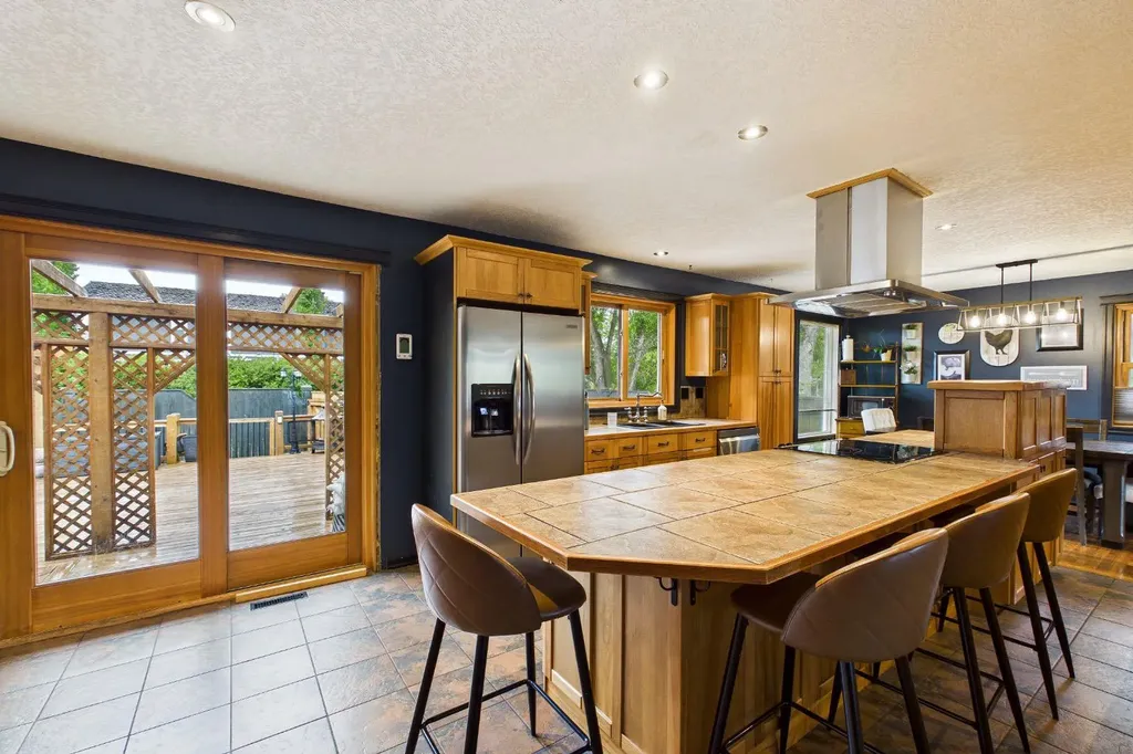 615 7 Street SE High River AB T1V 1K8