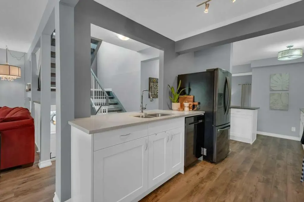11 Stradwick Place SW Calgary AB T3H 1T3
