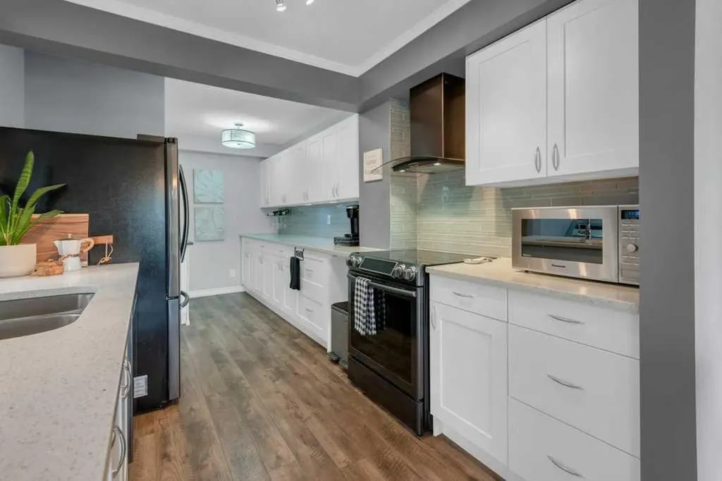 11 Stradwick Place SW Calgary AB T3H 1T3