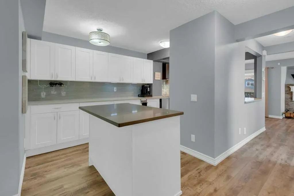 11 Stradwick Place SW Calgary AB T3H 1T3