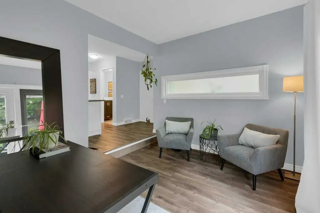11 Stradwick Place SW Calgary AB T3H 1T3