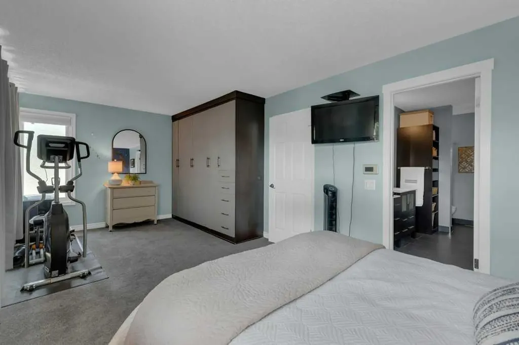 11 Stradwick Place SW Calgary AB T3H 1T3
