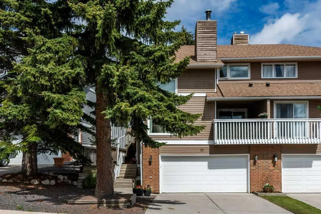 11 Stradwick Place SW Calgary AB T3H 1T3