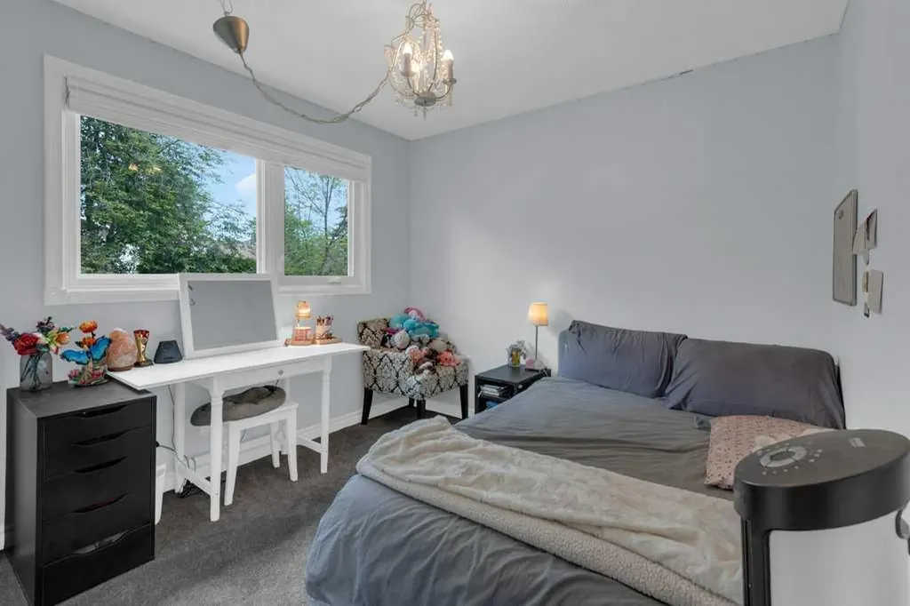 11 Stradwick Place SW Calgary AB T3H 1T3