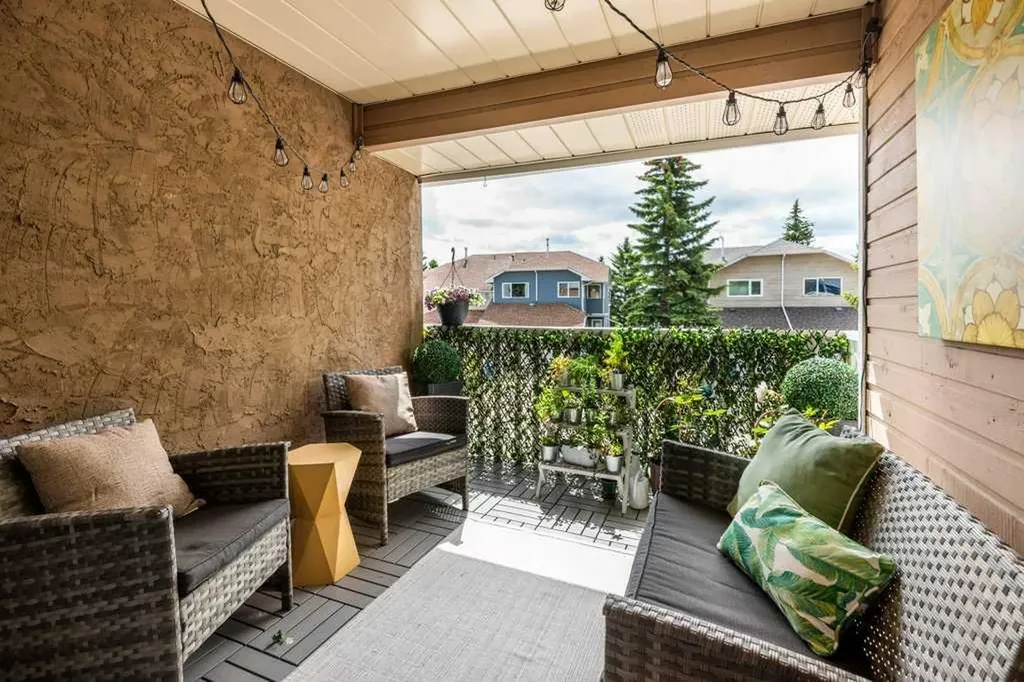 11 Stradwick Place SW Calgary AB T3H 1T3