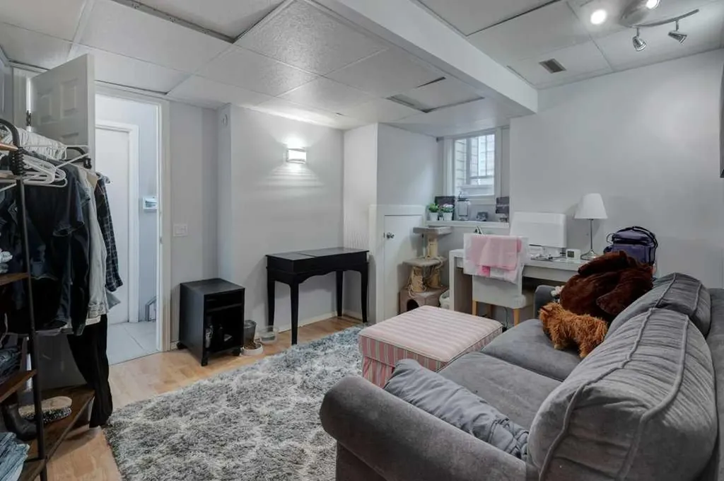 11 Stradwick Place SW Calgary AB T3H 1T3