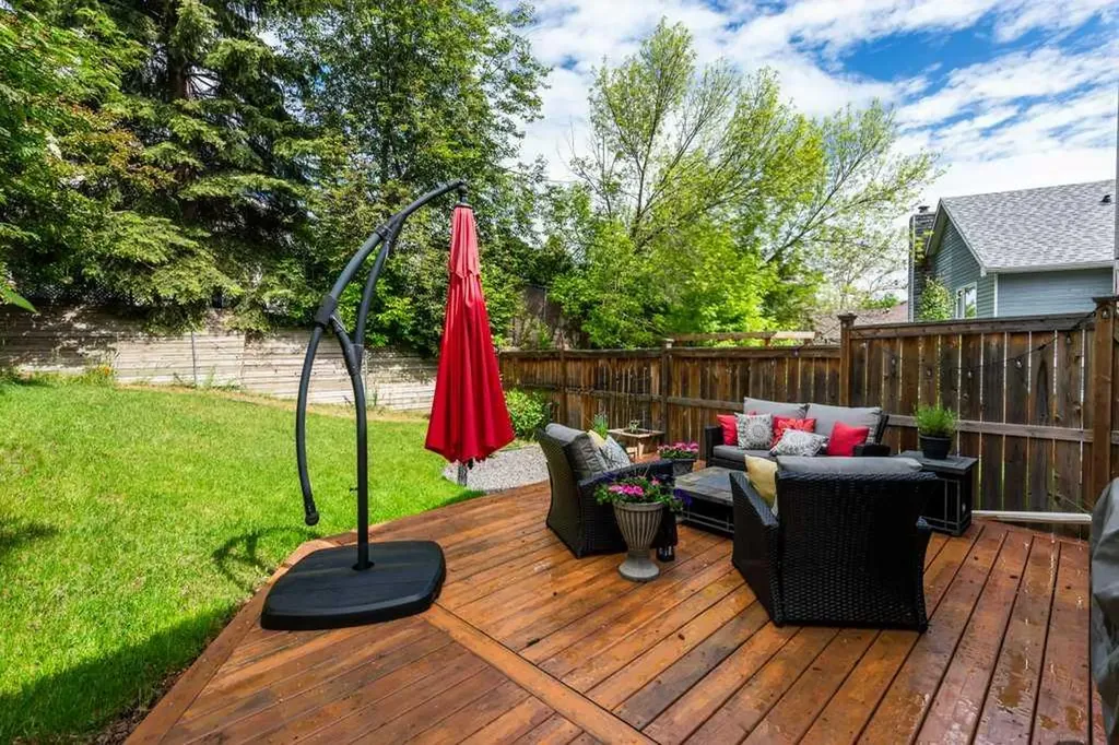 11 Stradwick Place SW Calgary AB T3H 1T3