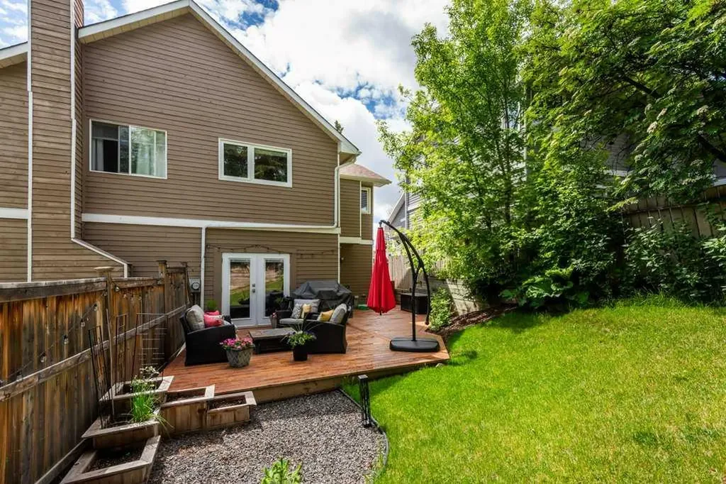 11 Stradwick Place SW Calgary AB T3H 1T3