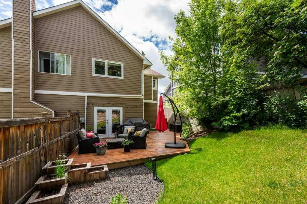 11 Stradwick Place SW Calgary AB T3H 1T3