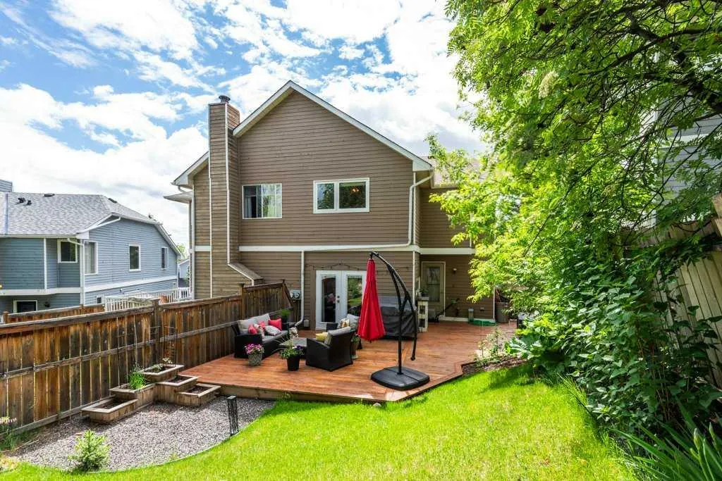 11 Stradwick Place SW Calgary AB T3H 1T3