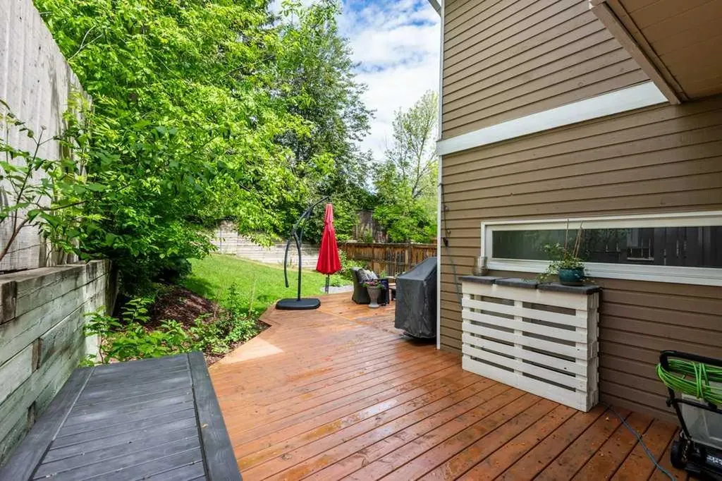 11 Stradwick Place SW Calgary AB T3H 1T3
