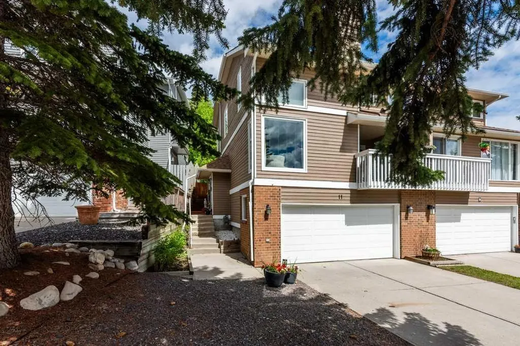 11 Stradwick Place SW Calgary AB T3H 1T3