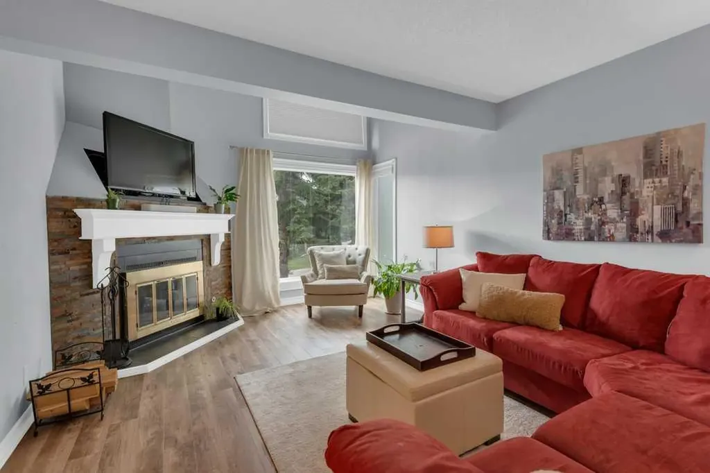 11 Stradwick Place SW Calgary AB T3H 1T3