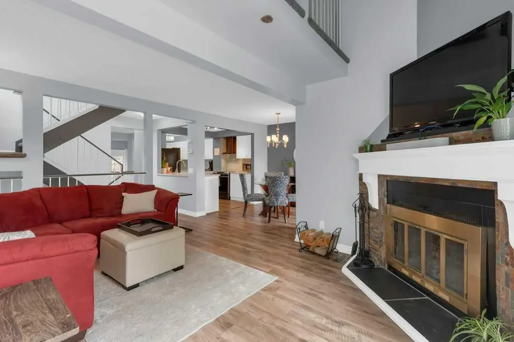 11 Stradwick Place SW Calgary AB T3H 1T3