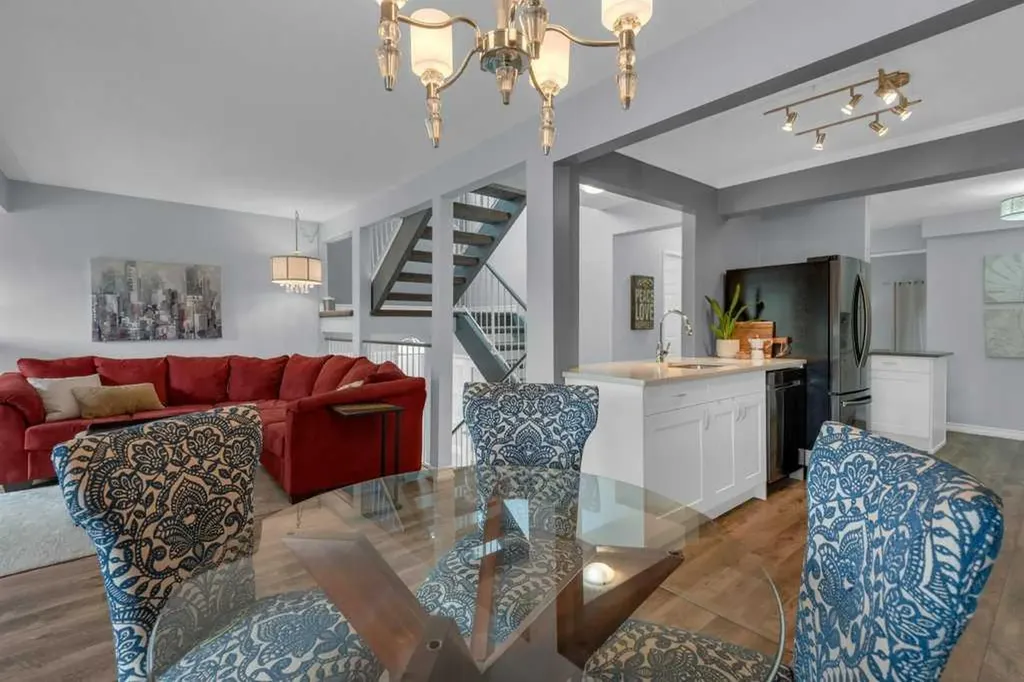 11 Stradwick Place SW Calgary AB T3H 1T3