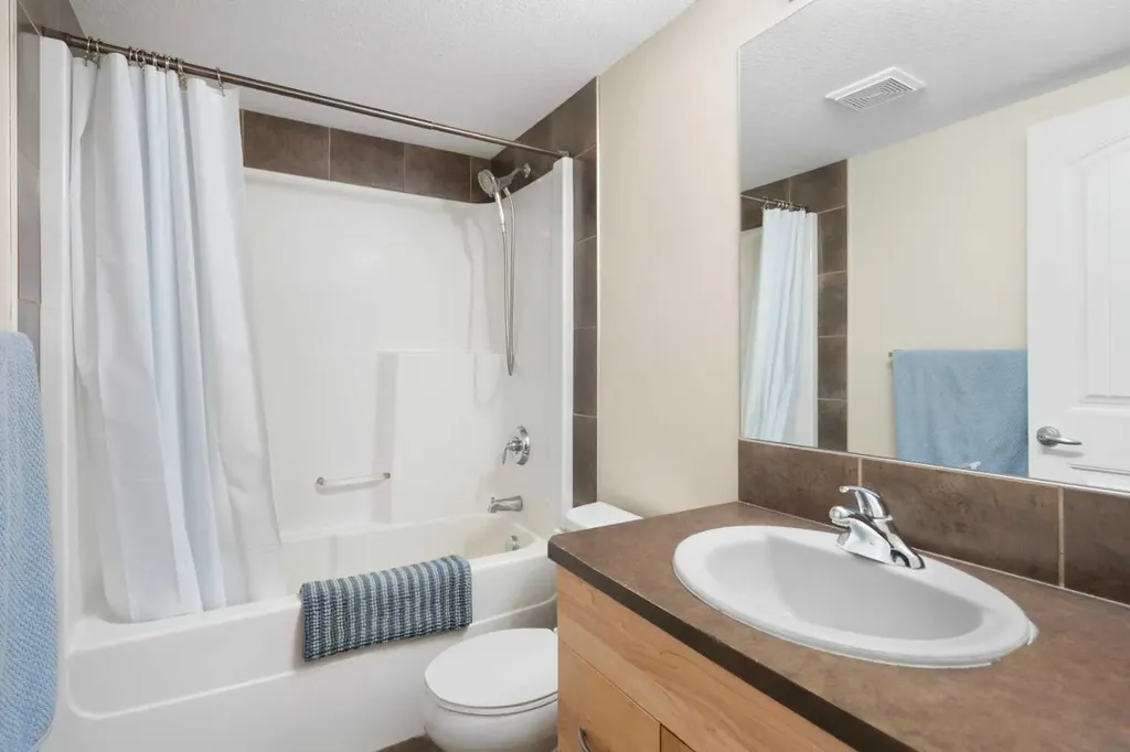 31 Country Village Manor NE Calgary AB T3K0T3