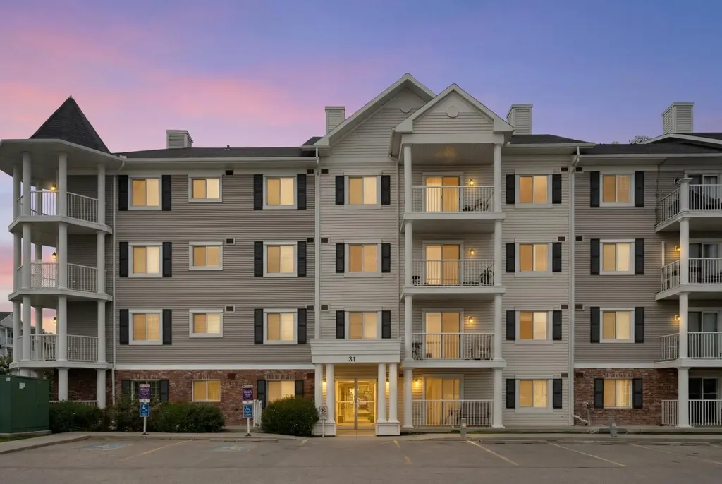 31 Country Village Manor NE Calgary AB T3K0T3