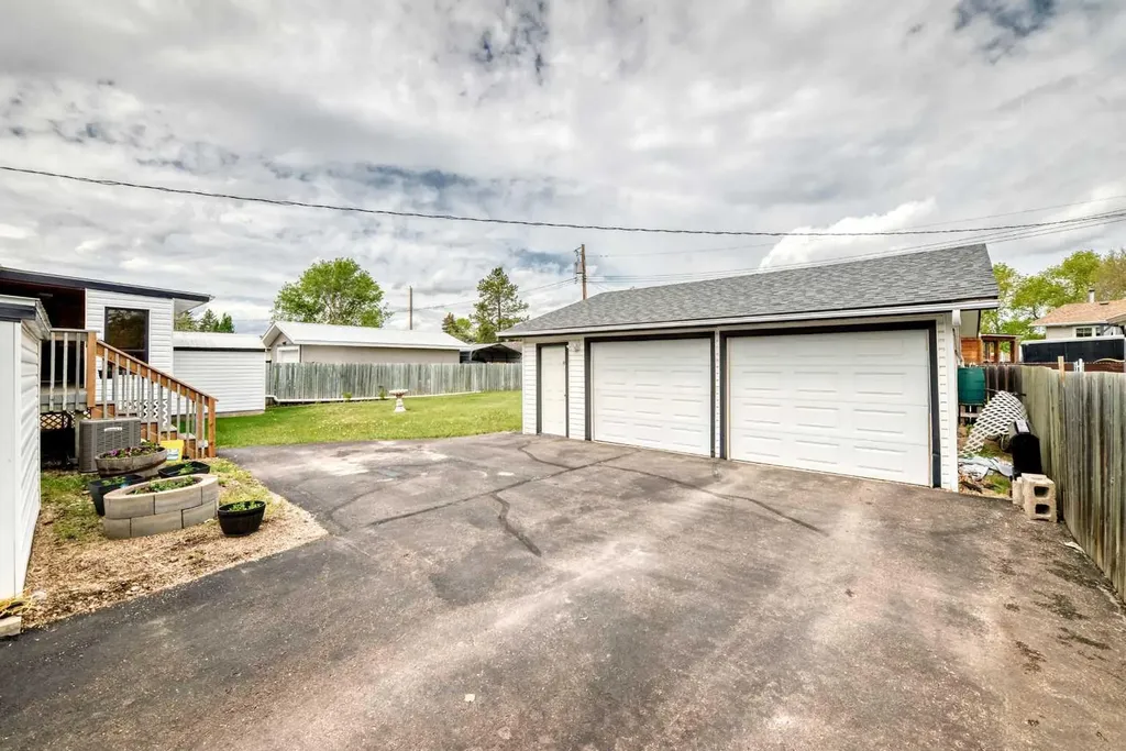 6004 53 Avenue Ponoka AB T4J 1K7
