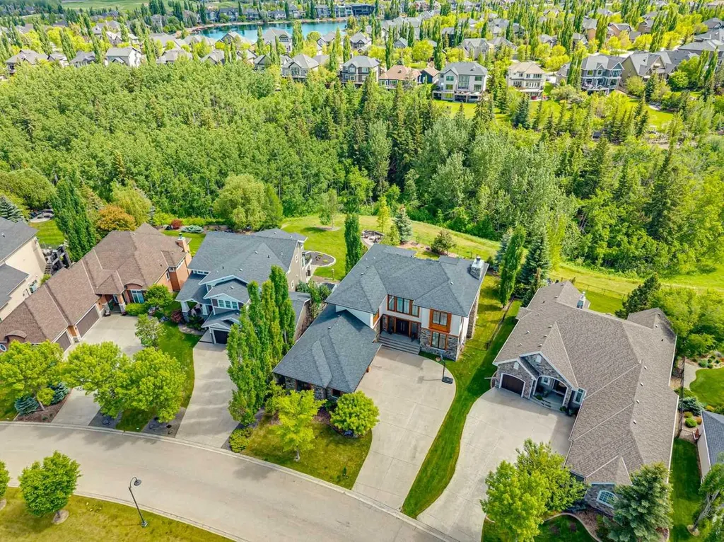 92 Heritage Isle Heritage Pointe AB T1S 4J8