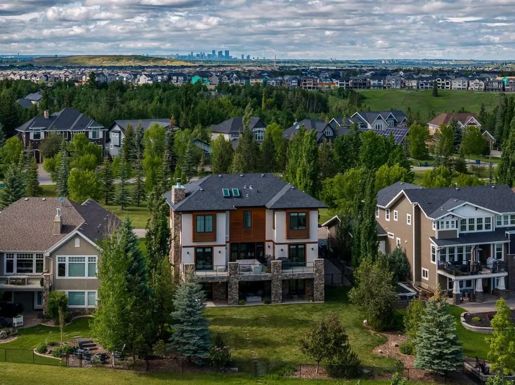 92 Heritage Isle Heritage Pointe AB T1S 4J8