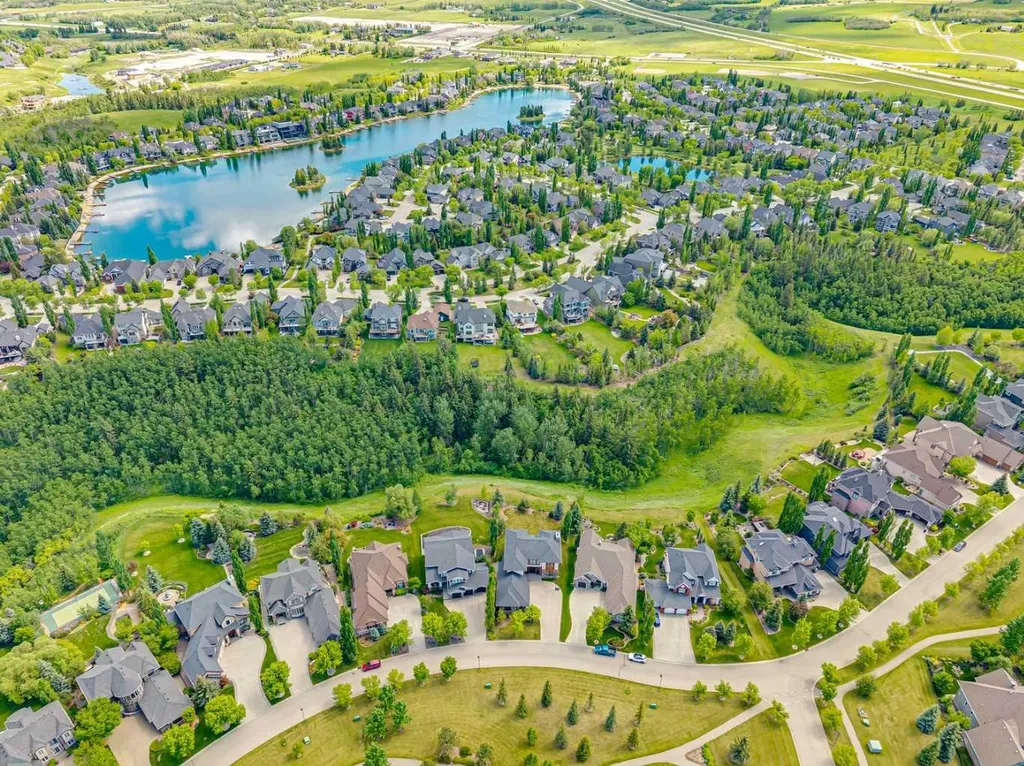 92 Heritage Isle Heritage Pointe AB T1S 4J8