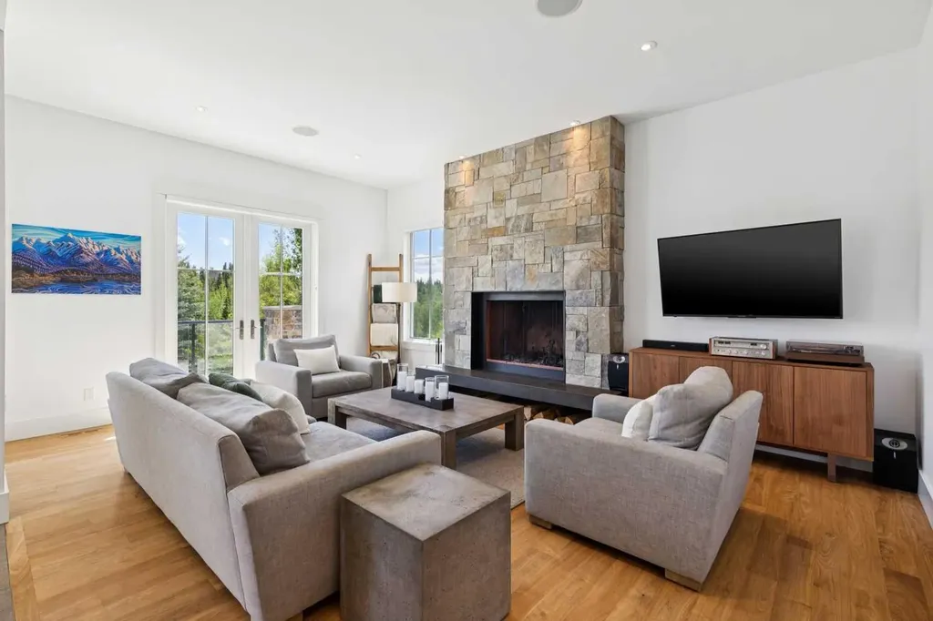 92 Heritage Isle Heritage Pointe AB T1S 4J8
