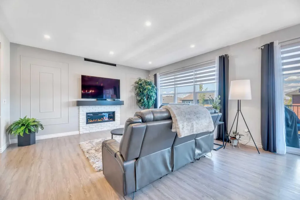 19 Crestbrook Link SW Calgary AB T3B 6H1