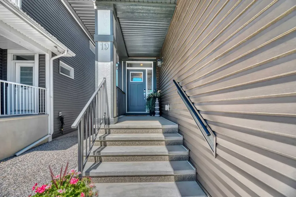 19 Crestbrook Link SW Calgary AB T3B 6H1