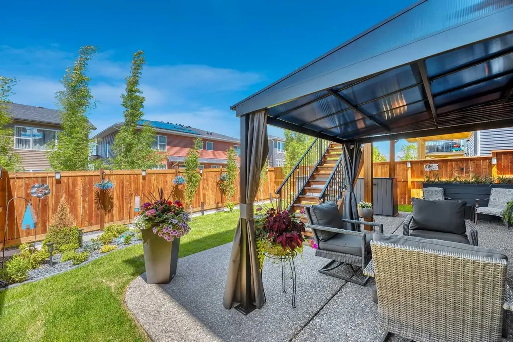19 Crestbrook Link SW Calgary AB T3B 6H1