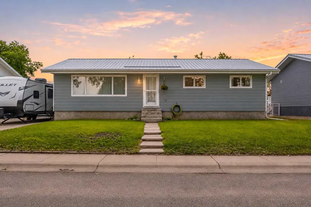 11 Blazier Park Street E Brooks AB T1R 0K6