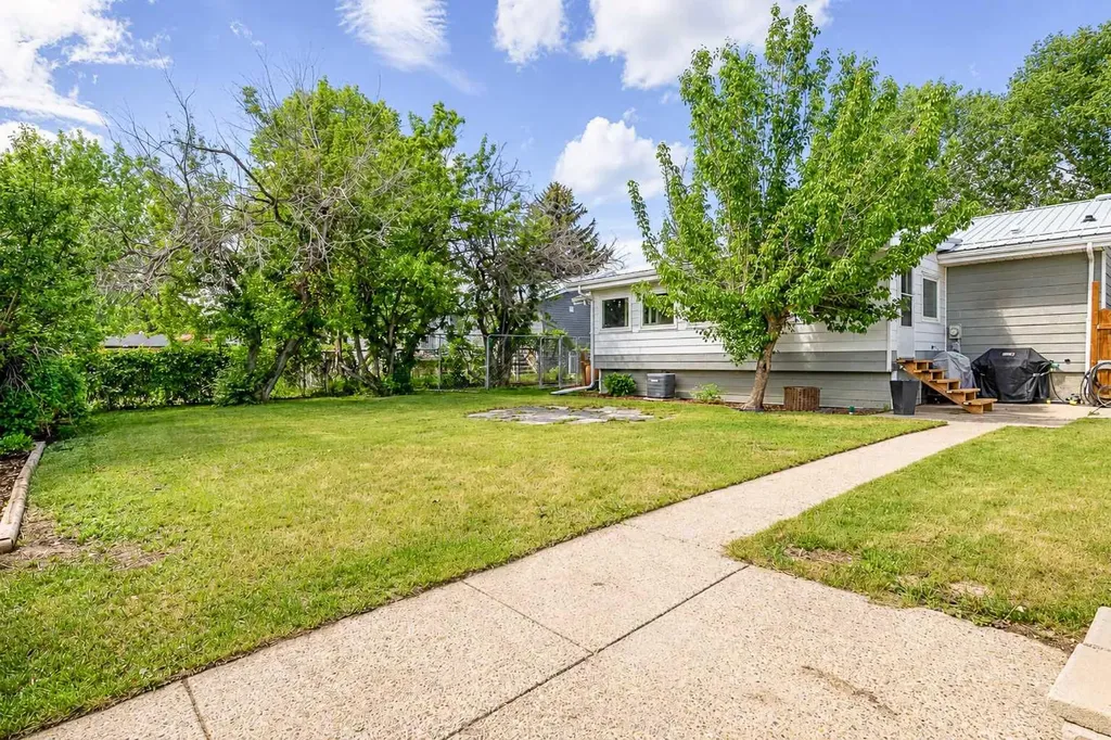 11 Blazier Park Street E Brooks AB T1R 0K6