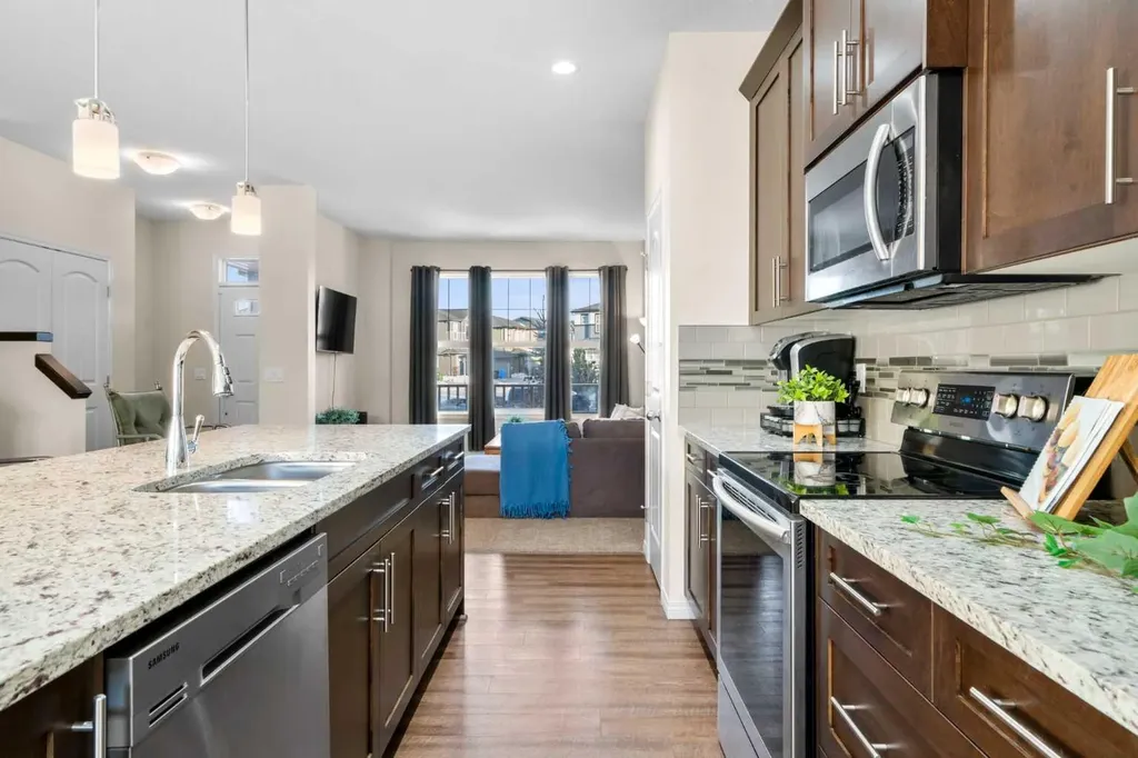 81 Legacy Glen Green SE Calgary AB T2X 4G6