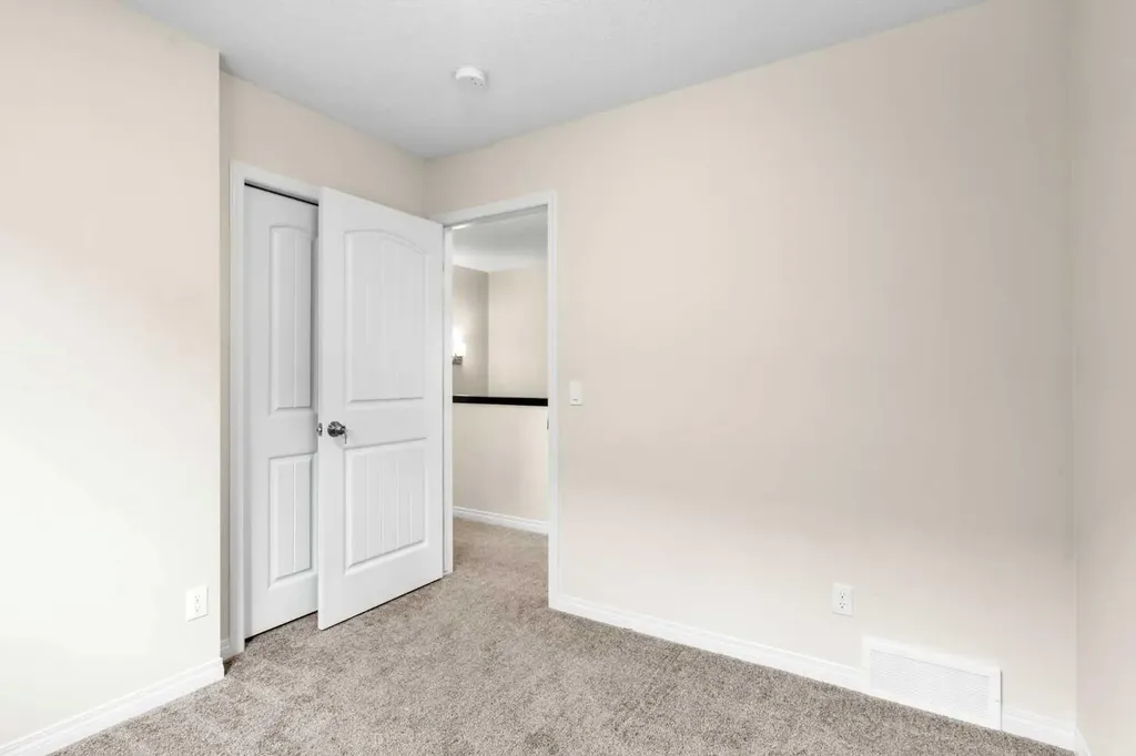 81 Legacy Glen Green SE Calgary AB T2X 4G6
