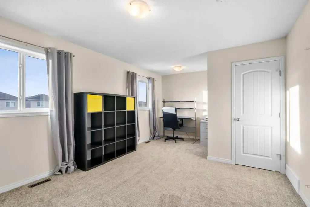 81 Legacy Glen Green SE Calgary AB T2X 4G6