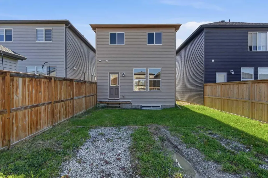 81 Legacy Glen Green SE Calgary AB T2X 4G6