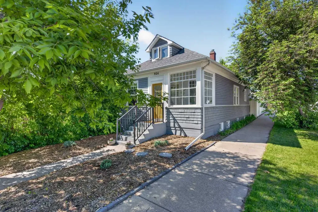 924 18 Avenue SE Calgary AB T2G 1L3