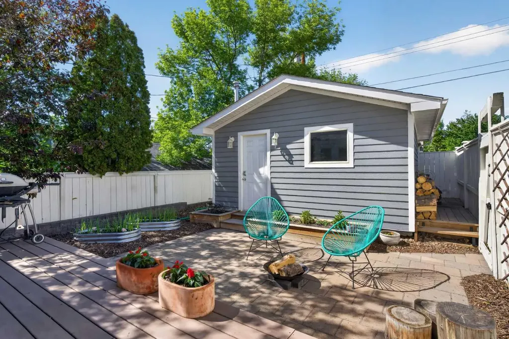 924 18 Avenue SE Calgary AB T2G 1L3