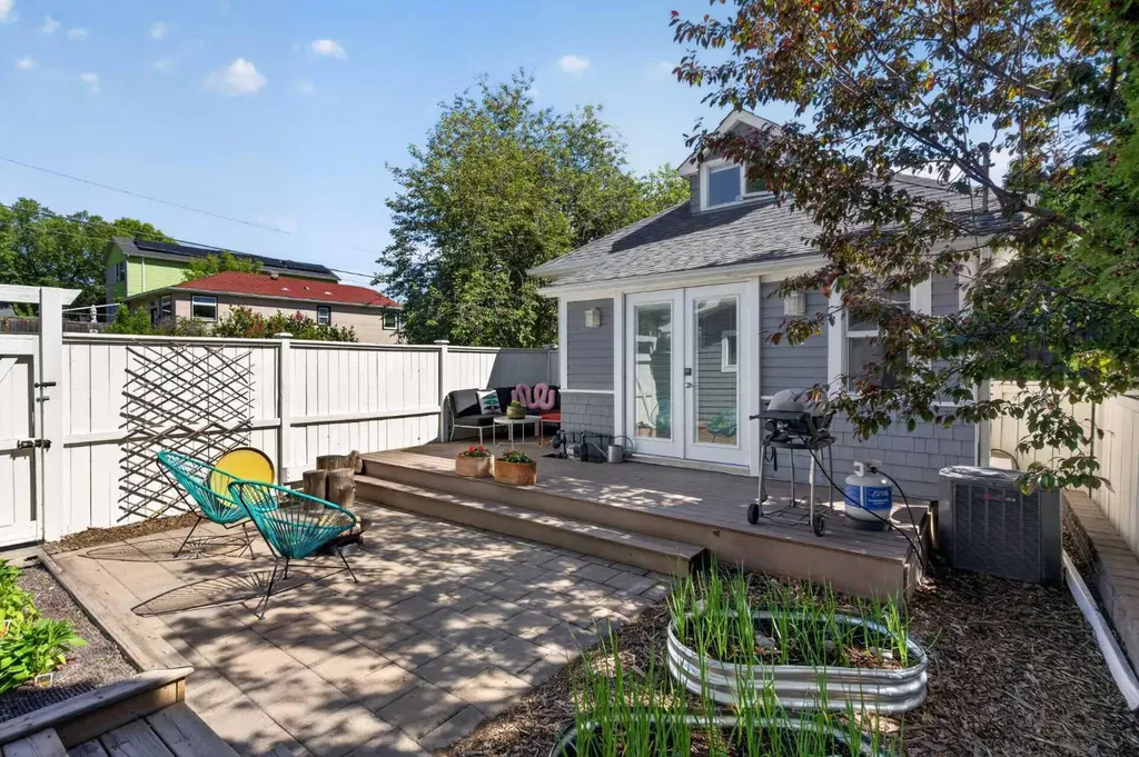 924 18 Avenue SE Calgary AB T2G 1L3