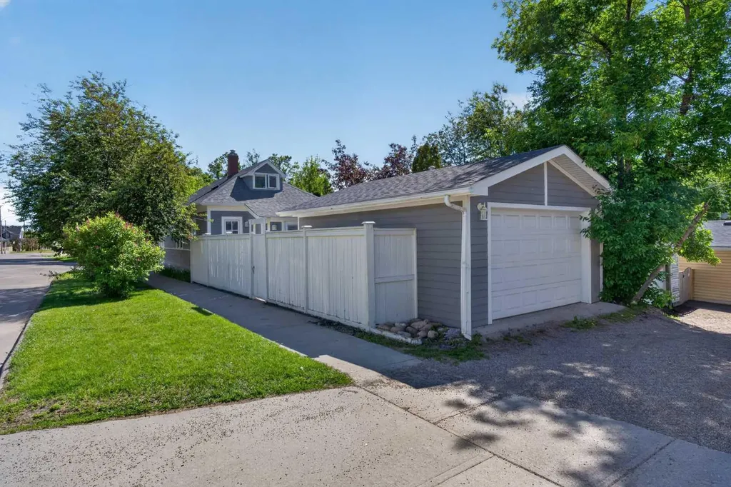 924 18 Avenue SE Calgary AB T2G 1L3
