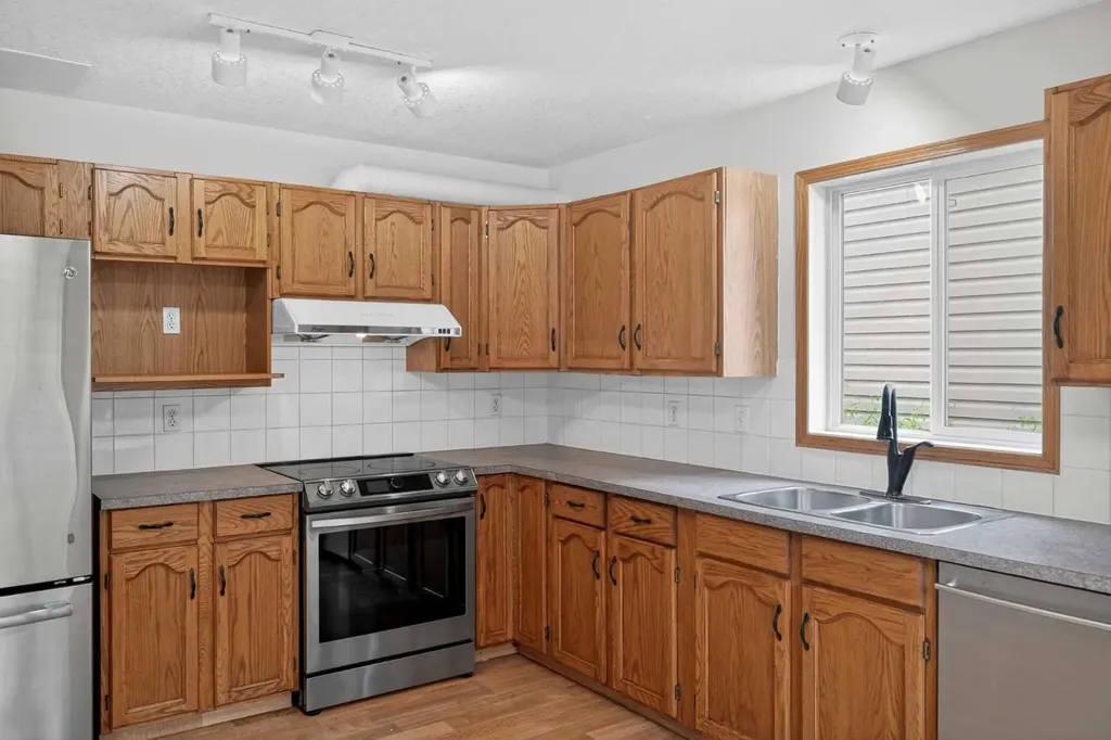 161 Tuscarora Close NW Calgary AB T3L 2E3