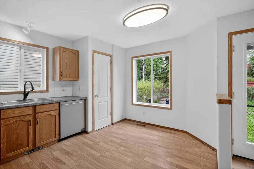 161 Tuscarora Close NW Calgary AB T3L 2E3