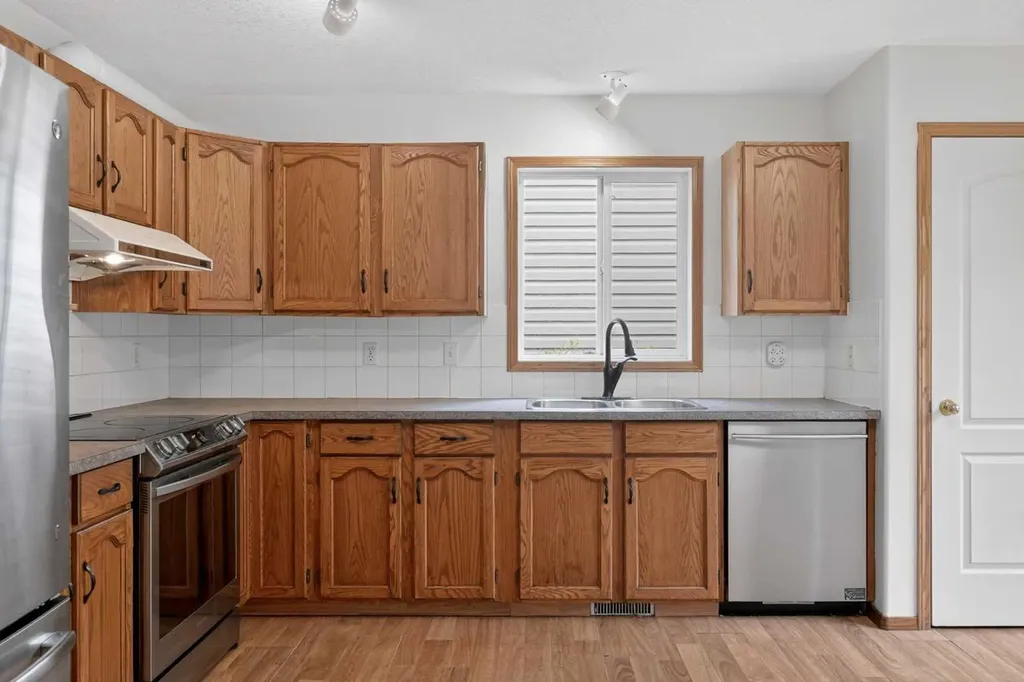 161 Tuscarora Close NW Calgary AB T3L 2E3