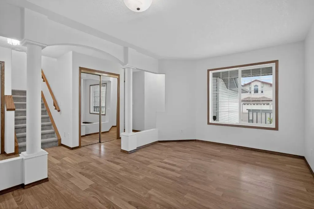 161 Tuscarora Close NW Calgary AB T3L 2E3