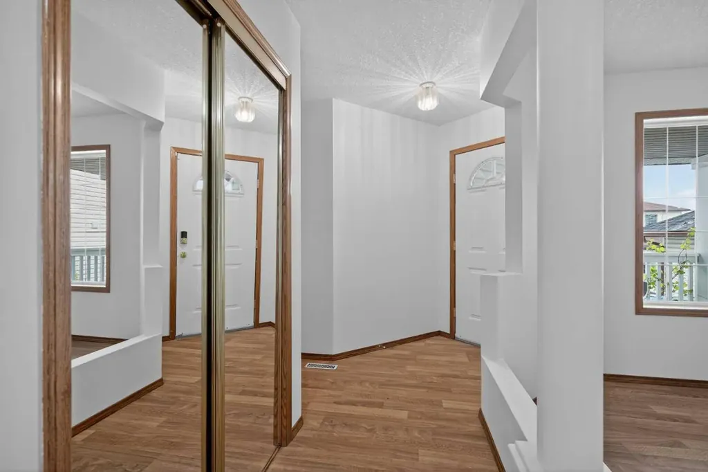 161 Tuscarora Close NW Calgary AB T3L 2E3