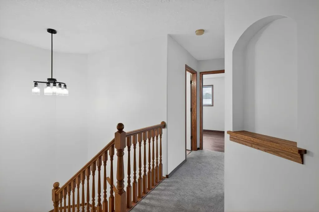 161 Tuscarora Close NW Calgary AB T3L 2E3