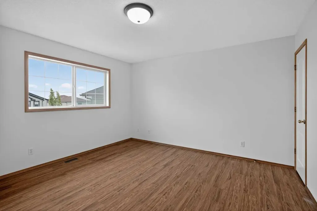 161 Tuscarora Close NW Calgary AB T3L 2E3